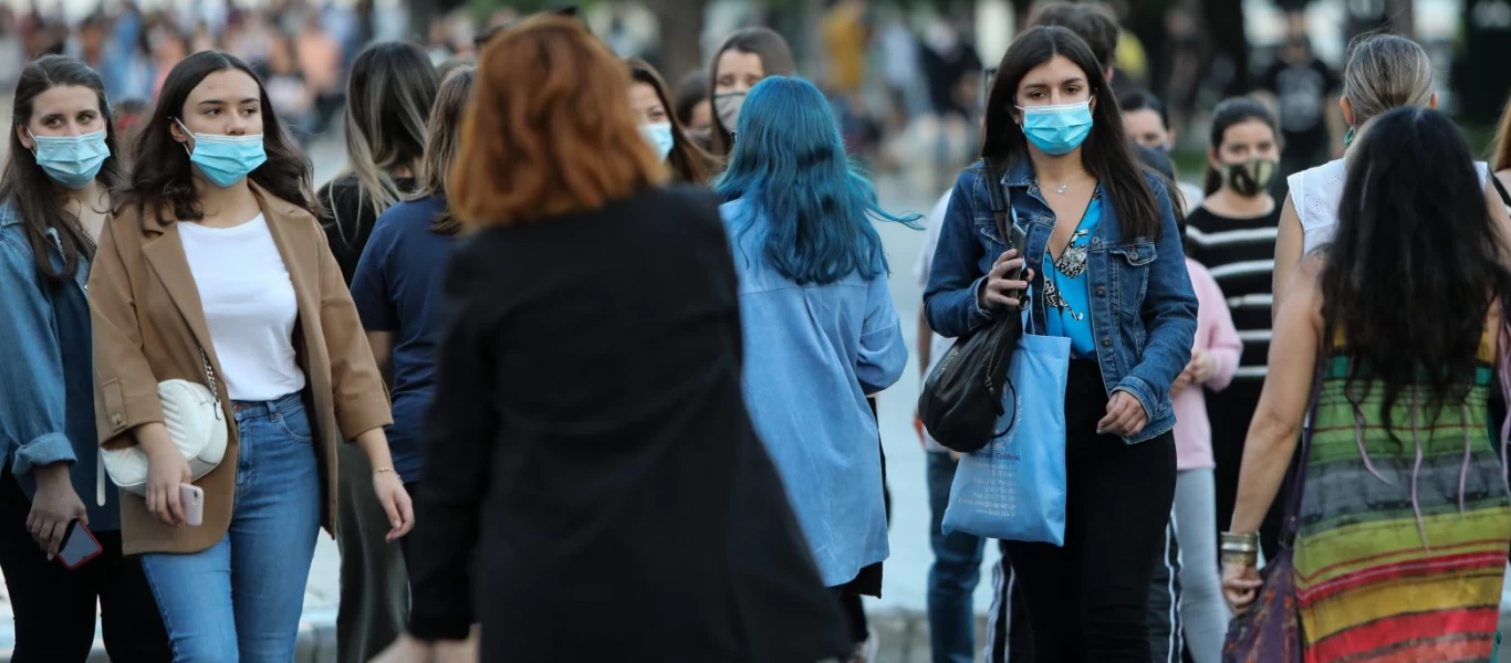 Νέα μέτρα: Εξετάζεται η επιστροφή της καθολικής χρήσης μάσκας για εμβολιασμένους και μη